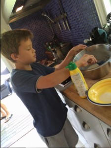 Felix fixar pannkakor till brunchen.